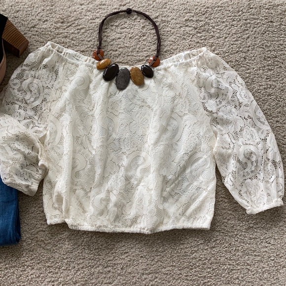 Cupcakes and Cashmere Karla Lace Blouse - Picture 4 of 8